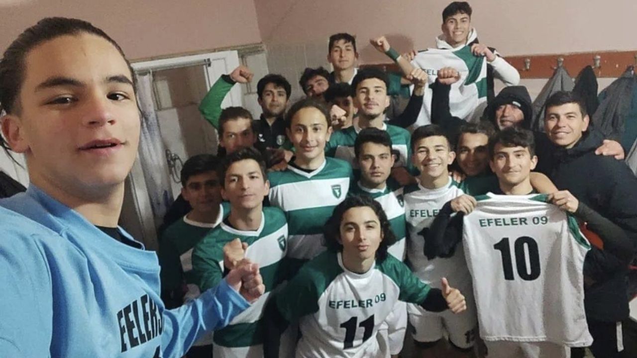 Efeler´in gençleri zirve takibinde