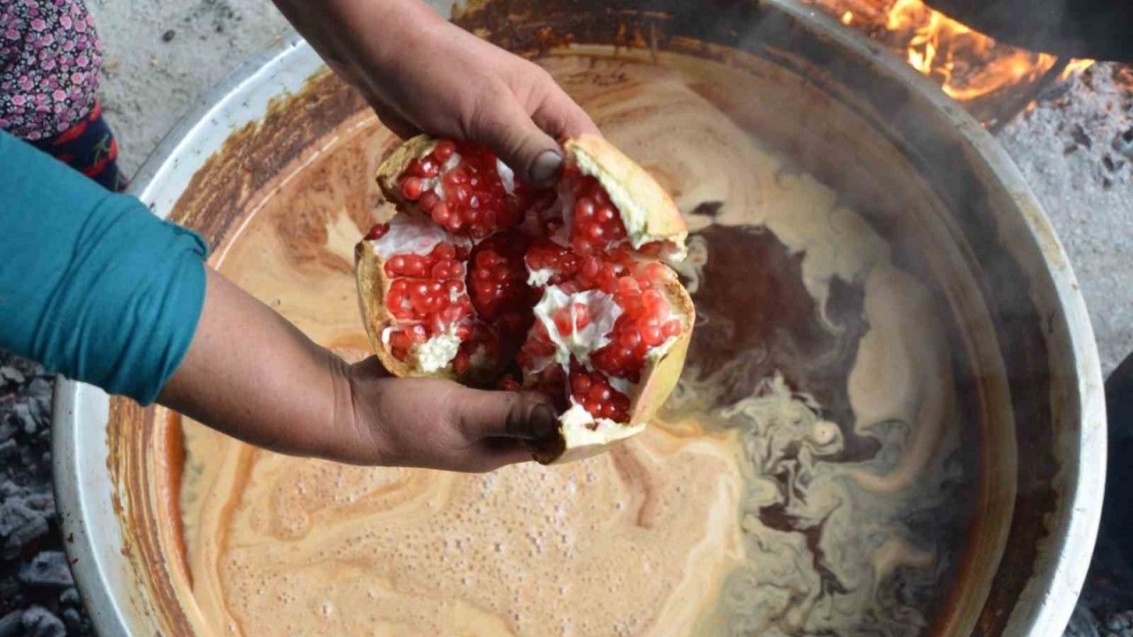 Aydın’da narlar geleneksel yöntemle ekşiye dönüşüyor
