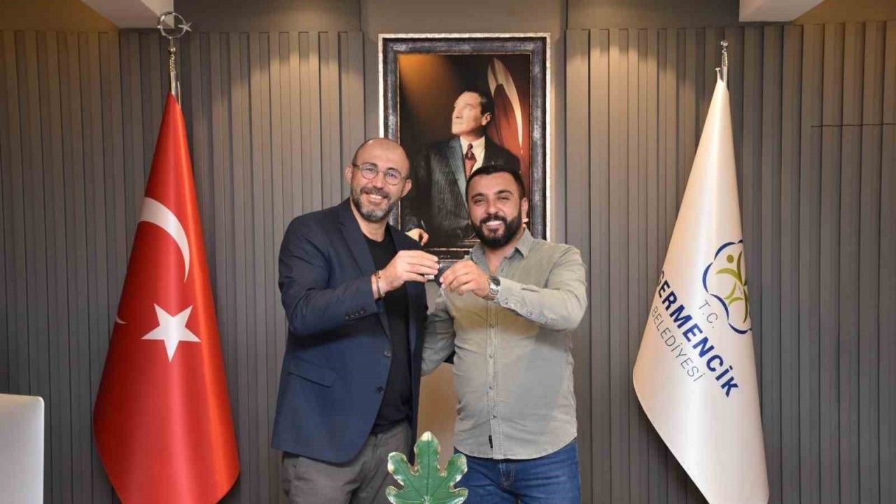 İncir festivalinin traktör talihlisi anahtarını Başkan Zencirci’den teslim aldı