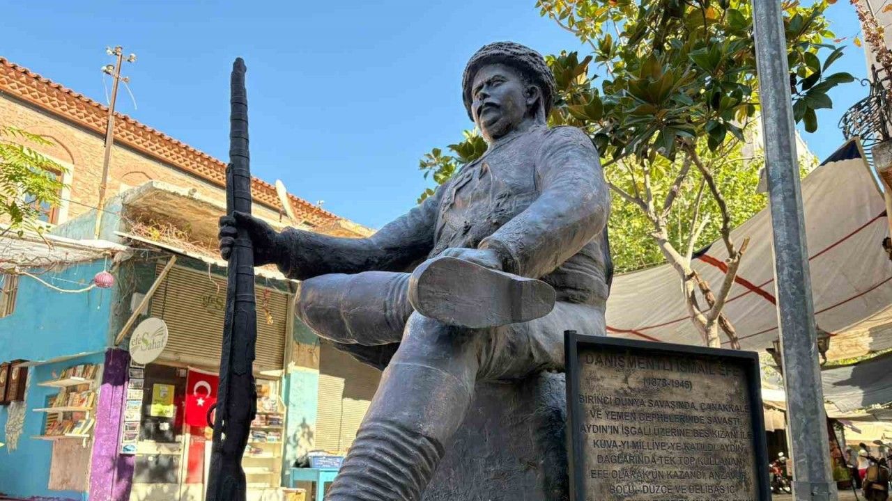 Yunanlıları kendi silahlarıyla vuran İsmail Efe’nin heykelindeki kama çalındı