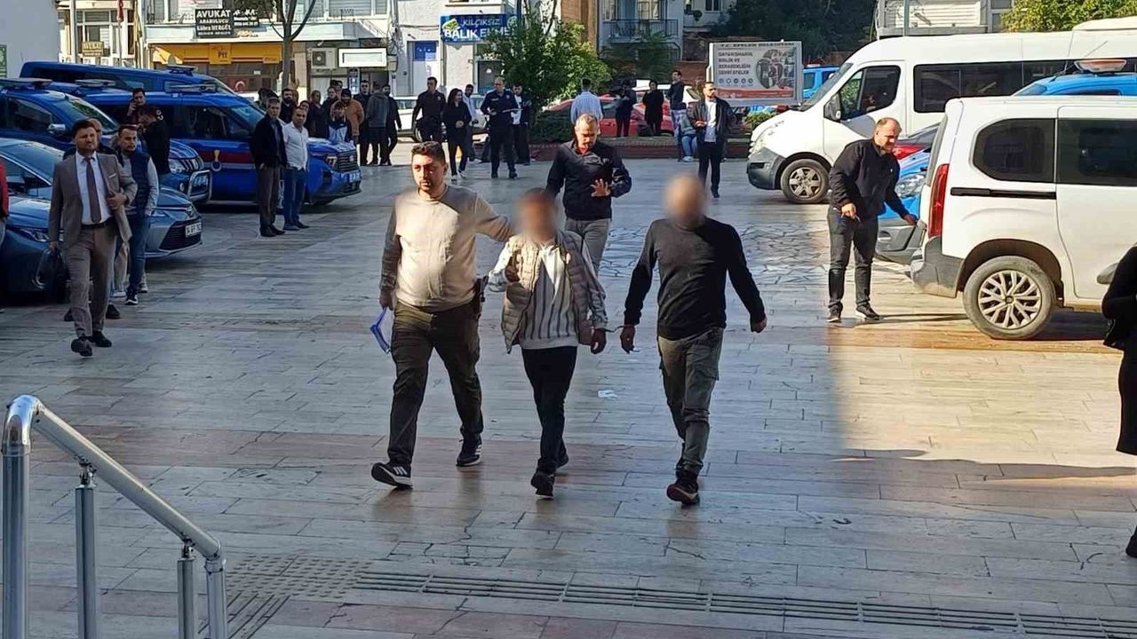 Aydın'da polisten kaçan silahlı tehdit şüphelisi adliyeye sevk edildi