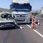 Tır, otomobile arkadan çarptı: 3 yaralı