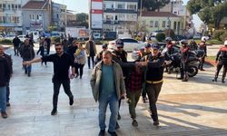 İşlediği cinayet sonrası evden elleri cebinde çıkmıştı, kelepçeli cezaevine gönderildi