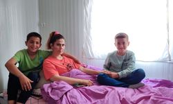 11 Yaşındaki İkizler Annelerine Bakıyor... Depremde Çocuklarına Siper Oldu Felç Kaldı