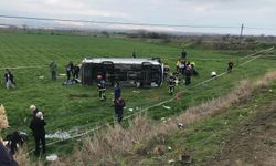 Sporcuları taşıyan midibüs tarlaya uçtu 2 ölü 26 yaralı