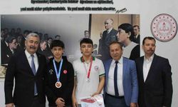 Efeler’de şampiyon öğrenciler ödüllendirildi