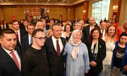 CHP Genel Başkanı Özel, Kuşadası’nda otizmli bireyler ve aileleri ile buluştu