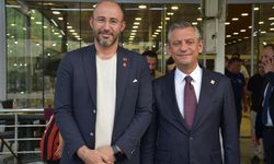 CHP Genel Başkanı Özgür Özel Günün Yorgunluğunu Germencik’te Attı