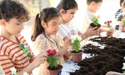 Minikler Anneleri için Büyükşehir Belediyesi’nin Fidanlığında Çiçek Dikti