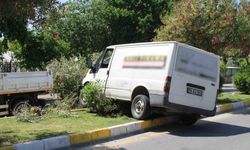 Hakimiyeti kaybolan minibüs refüjde asılı kaldı
