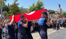 Belediye önünde Başkan Zeyrek’e acı veda