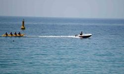 Kuşadası’nda sıcak havadan bunalanlar plajlara akın etti