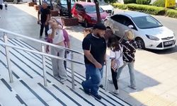 Gazetecilere el hareketi çekti
