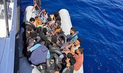 Kuşadası açıklarında 22 düzensiz göçmen kurtarıldı