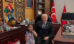 Bahçeli hayranı Minik Hilal, Devlet Dedesi’nin elini öptü