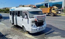 Seyir halindeki yolcu minibüsü alev aldı