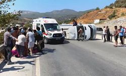 Turistleri taşıyan midibüs devrildi: 7 yaralı