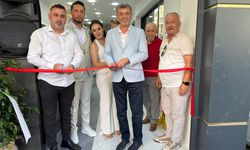 Hem kurdelesini kesti, hem ilk müşteri oldu
