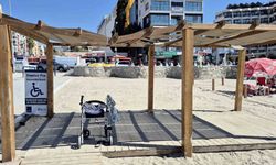 Kuşadası’nda engelli bireyleri güneşten koruyan gölgeliklere zarar verildi