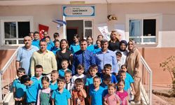 Nazilli’de öğrenciler zeytin fidanlarını toprakla buluşturdu