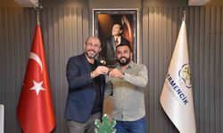 İncir festivalinin traktör talihlisi anahtarını Başkan Zencirci’den teslim aldı