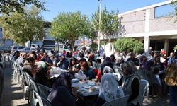 Köyün gençleri ve ihtiyar heyeti, tüm köyü aynı sofrada topladı
