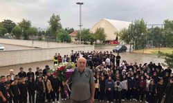 Mezun olduğu okulda 40 yıl görev yapan öğretmen ağlatan törenle emekli oldu