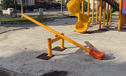 Çocukların oyun alanı tahrip edildi, zemin kaplamaları ateşe verildi