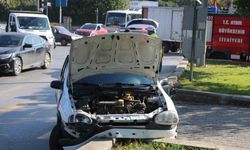 Direksiyon hakimiyeti kaybolan ehliyetsiz sürücü refüje çarptı