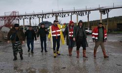 Germencik'te sağanak yağış sonrası başkan çizmeleri giyip sokağa çıktı