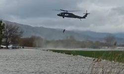 Menderes sularında mahsur kalan vatandaş helikopterle kurtarıldı