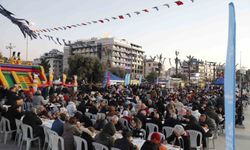 Kuşadası'nda Aydın Büyükşehir Belediyesi'nin İftar Programı'na vatandaşlardan yoğun ilgi