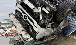 Otoyolda kazaya karışan tır ters döndü: 1 yaralı