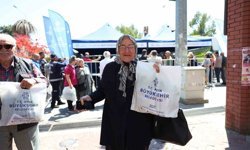 Aydın Büyükşehir Belediyesi binlerce fideyi Nazilli'de vatandaşlara dağıttı