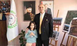 İlkokul öğrencisi Sare, ödevini Başkan Kaya ile yaptı