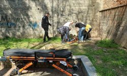 Ot toplamak istedi, 5 metreden aşağı düştü