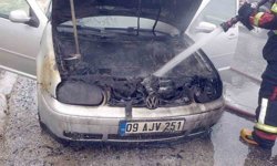 Seyir halindeki otomobil alev aldı