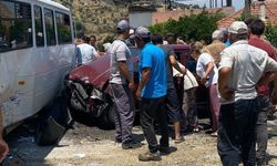 Bozdoğan'da işçi servisi ile otomobil çarpıştı:3 yaralı