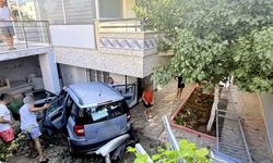 Didim'de araç evin bahçesine uçtu