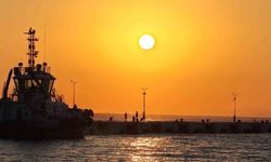 Kuşadası, gün batımında kızıla boyanıyor