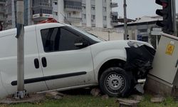 Direksiyon hakimiyetini kaybeden araç yoldan çıtı