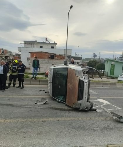 Sürücüsünün direksiyon hakimiyetini kaybettiği araç yan yattı