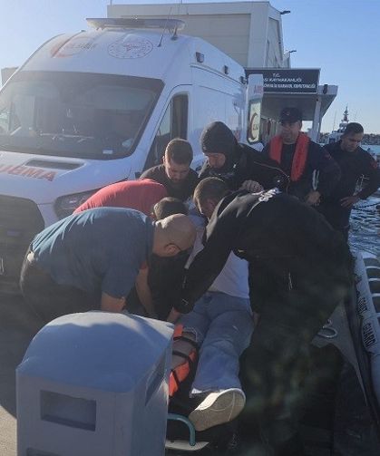 Sahil güvenlik ekipleri yaralanan şahsı kurtardı