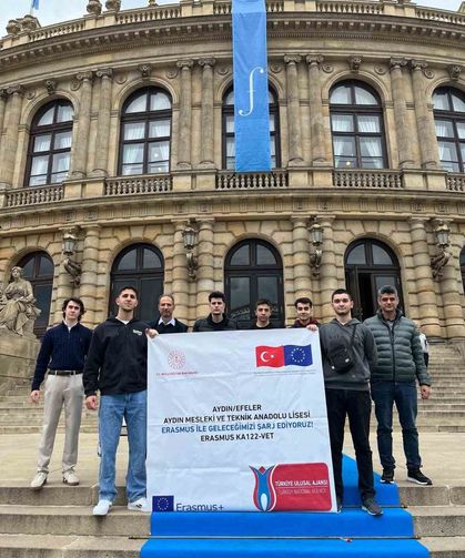 Aydınlı liselilerden elektrikli araç şarj istasyonu alanında uluslararası başarı