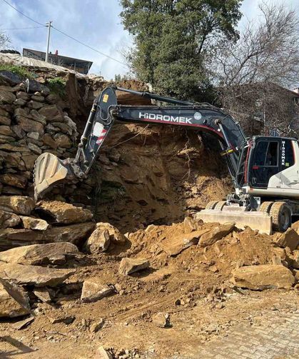 Bozdoğan'da yağmur nedeniyle göçen duvara belediyeden müdahale
