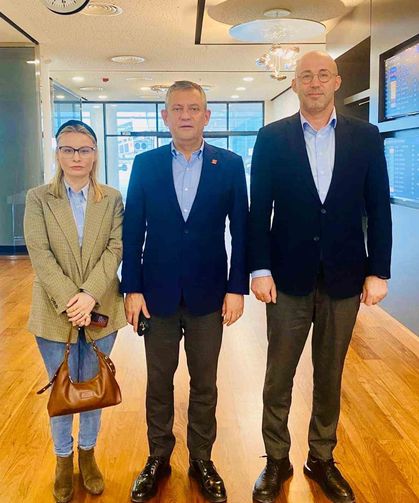 CHP Genel Başkanı Özel Ortaklar çöp şişini es geçmedi