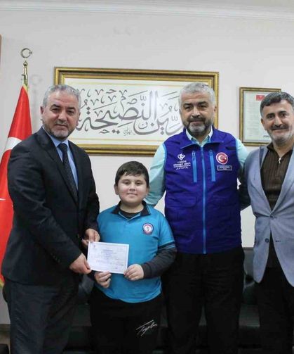 Minik Alparslan kumbarasını Kur'an Kursu için açtı