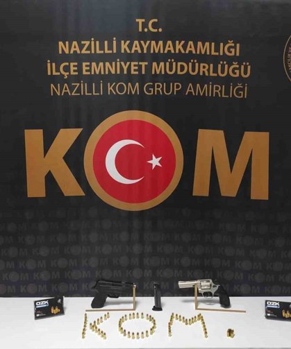 İşyerinde ruhsatsız silahlarla yakalandı