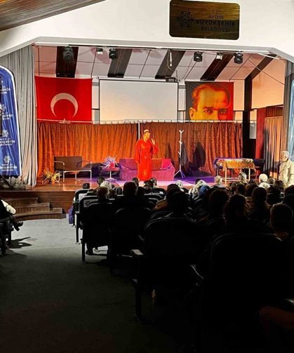 Karacasu'da 'İyi Delirdik' tiyatro oyunu vatandaşlarla buluştu