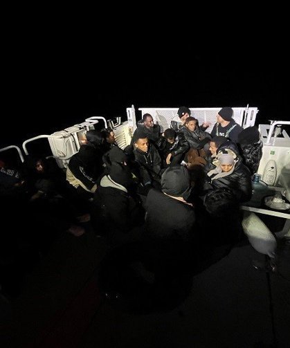 Kuşadası açıklarında 19 düzensiz göçmen yakalandı